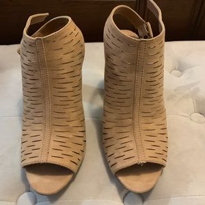 Madden Girl tan peep toe booties. EUC! 💕